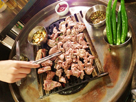 韓國美食篇．個個也讚好的新村「站著吃韓牛」서서먹는갈비집