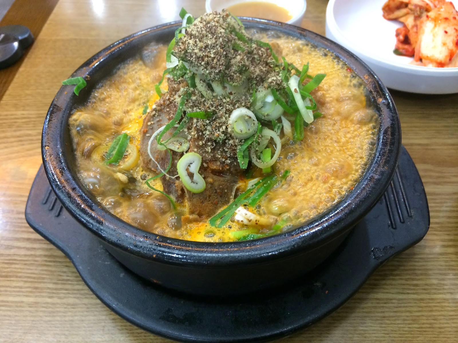 一個人的韓食餐桌（４）：不喝酒也可以吃的解酒湯，明洞元堂排骨湯