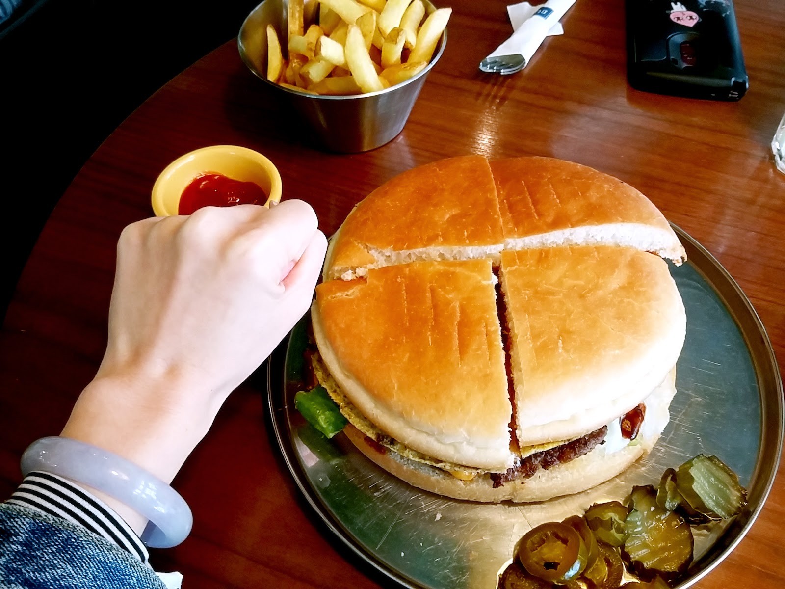 比手掌更大！超巨型漢堡Burger Bay 버거베이@弘大