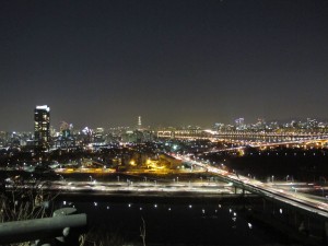 「韓國。景點」追尋韓劇鏡頭下，首爾絢麗的夜：鷹峰山夜景