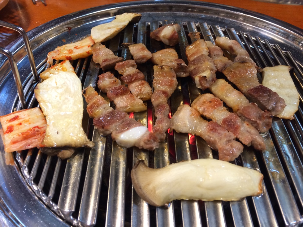 「韓國。美食」簡單就是最美味：弘大厚切烤「生」豬肉청기와 생고기